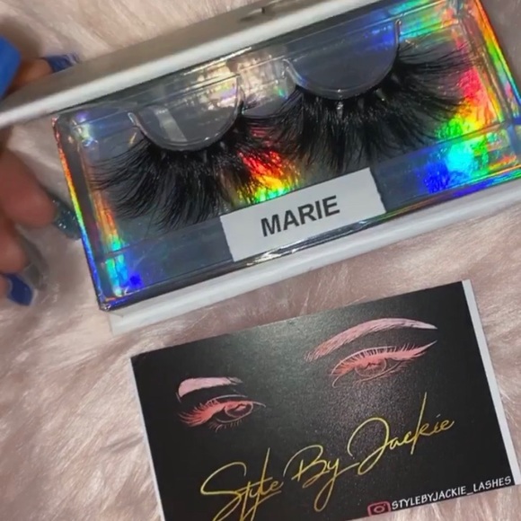 Lashes - Picture 7 of 11